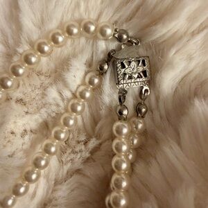 Elegant Pearl Necklace with Silver Clasp